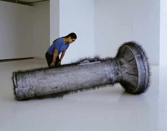 吴高钟《黑夜陌名者－手电筒》280×120×120cm；雕塑装置，木雕，毛发等；2005
