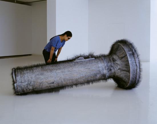 吴高钟《黑夜陌名者-手电筒》280×120×120cm;雕塑装置,木雕,毛发等;2005