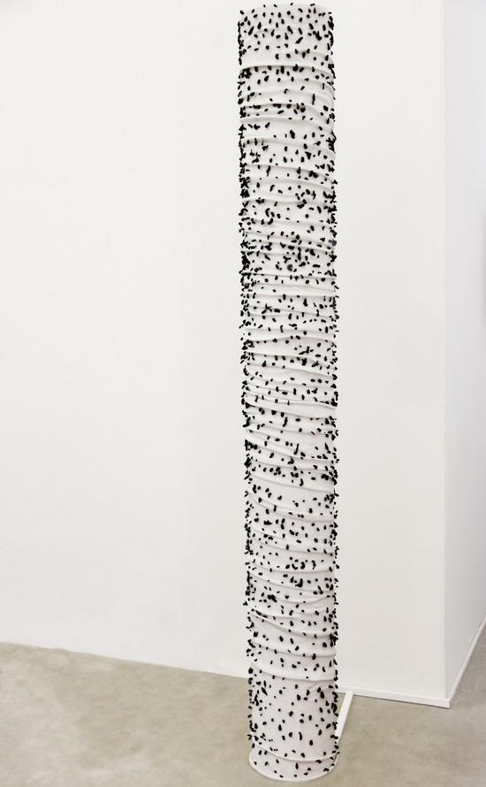 吴梦诗《虫》涤纶、PVC、动态装置；220cm×直径30cm；2013