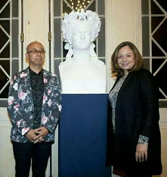 应负责东部事务的市长Catherine BARATTI-ELBAZ之邀在象征法国的玛利亚娜女神像前合影