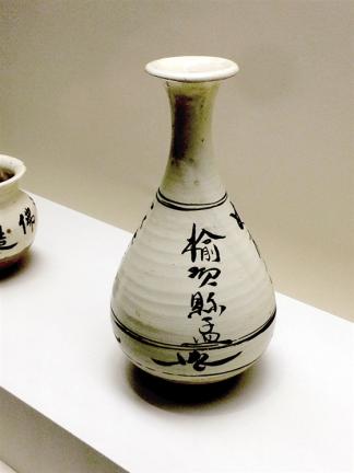 金代·榆次窑白釉黑彩玉壶春瓶

　　中国国家博物馆藏