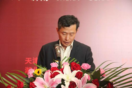 山东美术馆馆长柳延春上台宣读获奖名单