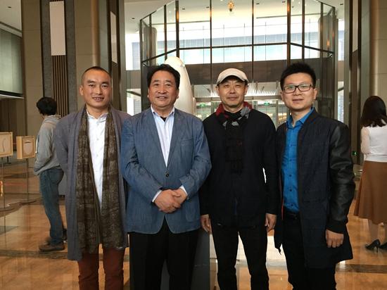 青年艺术家庞少贤（左一）、策展人王泓（右二）、策划人王重阳（右一）与参展嘉宾姜昆合影