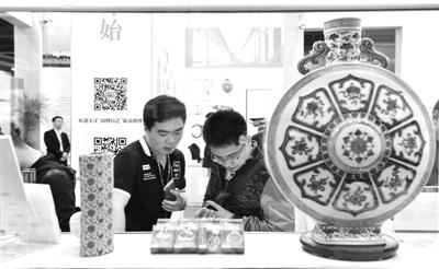 在今年4月份举行的浙江第11届中国(义乌)文化产品交易会的中国国家博物馆展区,以“文物元素”为主线,呈现了多类艺术衍生品。