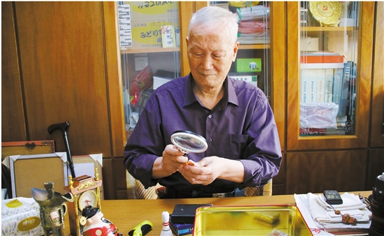 专心研究打火机的谭寿焕
