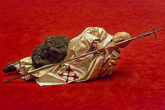 意大利国宝级艺术家莫瑞吉奥·卡特兰返场艺术界