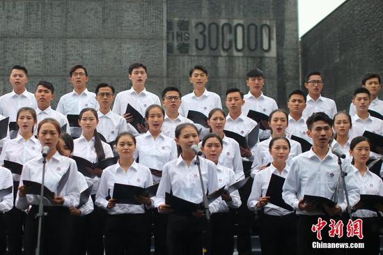 图为南京大学生在展览现场朗诵《和平宣言》。中新社记者 泱波 摄