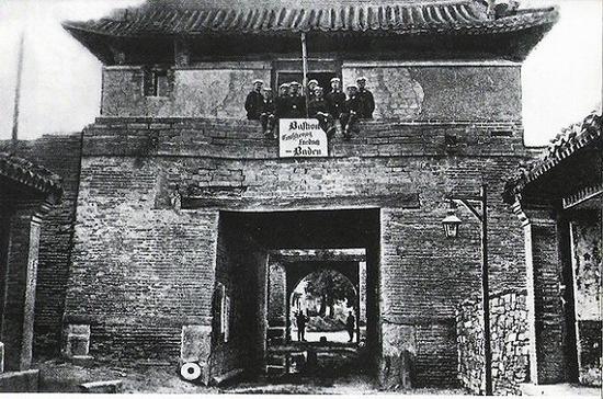　　上图为1900年10月的西便门城楼南面，庚子事变八国联军占领北京，这是德军把守下的西便门。拆除于1952年8月。