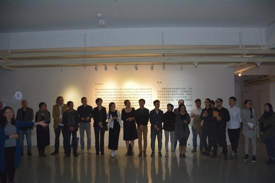 展览开幕式现场合影 Photo exhibition opening ceremony