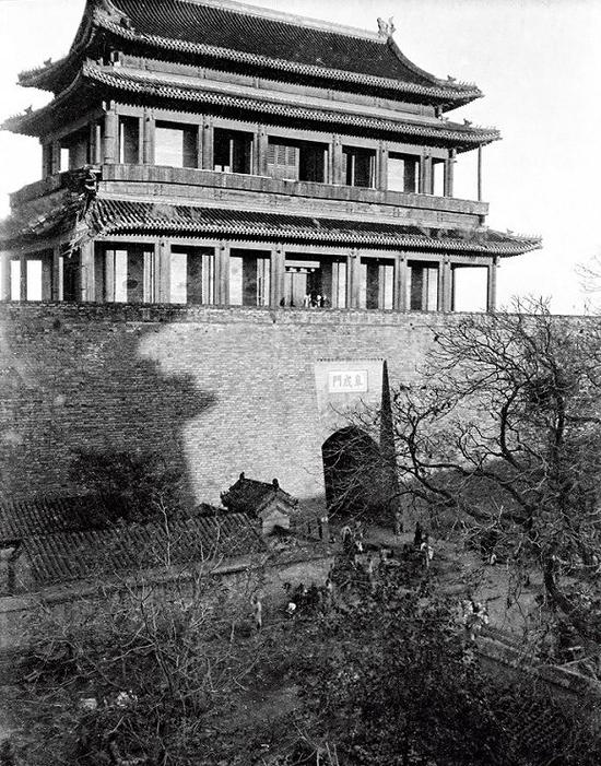 上图为1917-1919年，阜成门城楼西面瓮城内。阜成门结构完好。1956，阜成门城楼拆除。