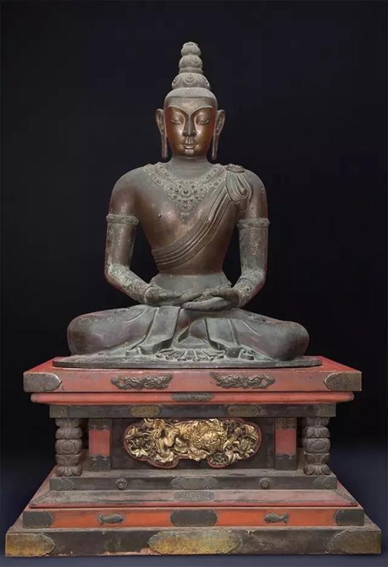 十八世纪 御制铜鎏金佛座像 尺寸:佛像本体高165cm
前后宽100cm 左右宽140cm 来源:日本关东财团旧藏