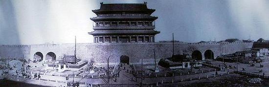 　　正阳门，俗称前门、前门楼子、大前门。1915年拆除瓮城，此照片为1915年后拍摄。现仅存城楼和箭楼，是北京城内唯一保存较完整的城门。