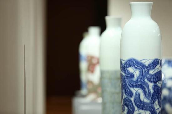 中国人保集团举办生生不息白明艺术展_瓷器
