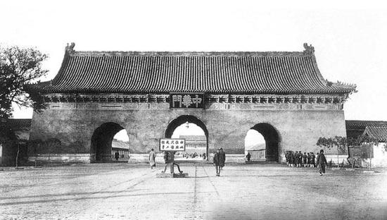 1959年，扩建天安门广场，中华门被拆除