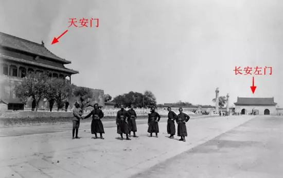因交通问题,1952年8月将长安左、右门拆除