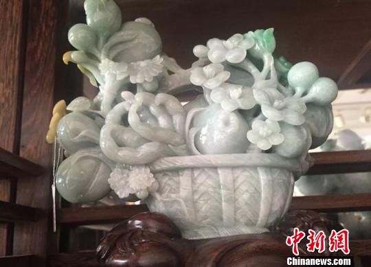 玉雕师董锦灿的《花篮》翡翠雕。　廖静　摄