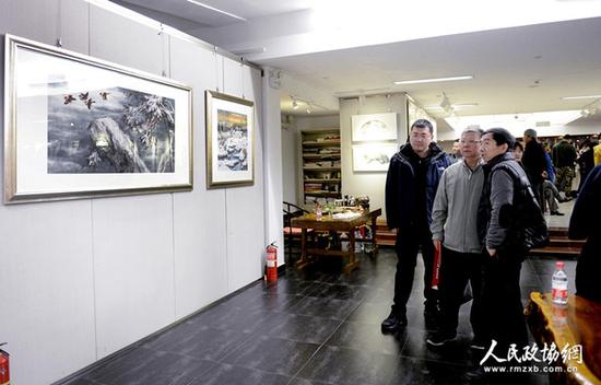 高宏冰雪画全国巡回展在京开幕，嘉宾观赏冰雪画作品1