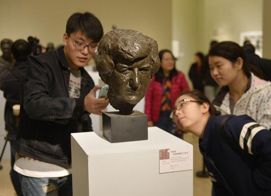 观众在中国美术馆参观展出的雕塑作品