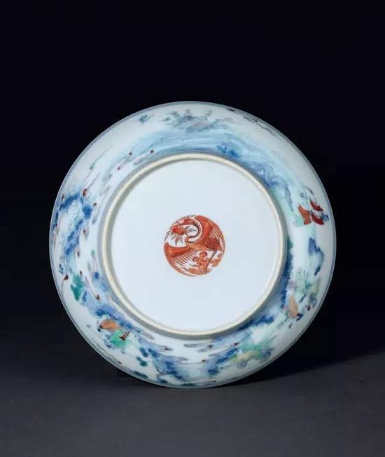 Lot 870清康熙/雍正 斗彩八仙祝寿图盘

　　15.2cm。 Diam。