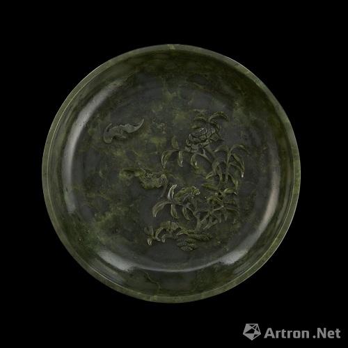清乾隆 碧玉浮雕蝙蝠花卉纹盘 直径：18cm 估价：12,000 - 18,000英镑