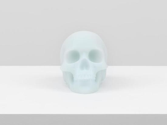 　　Sherrie Levine，《Opal Skull》 ，2015 年，铸造玻璃，12.1 x 16.5 x 12.1 厘米，图片由卓纳画廊提供