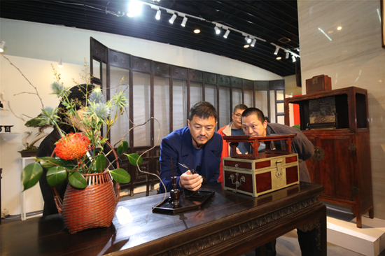 2016嘉德典亞古董藝術周落幕 吸引近萬觀眾看展(圖4) 藏家、演員李亞鵬欣賞大觀堂作品