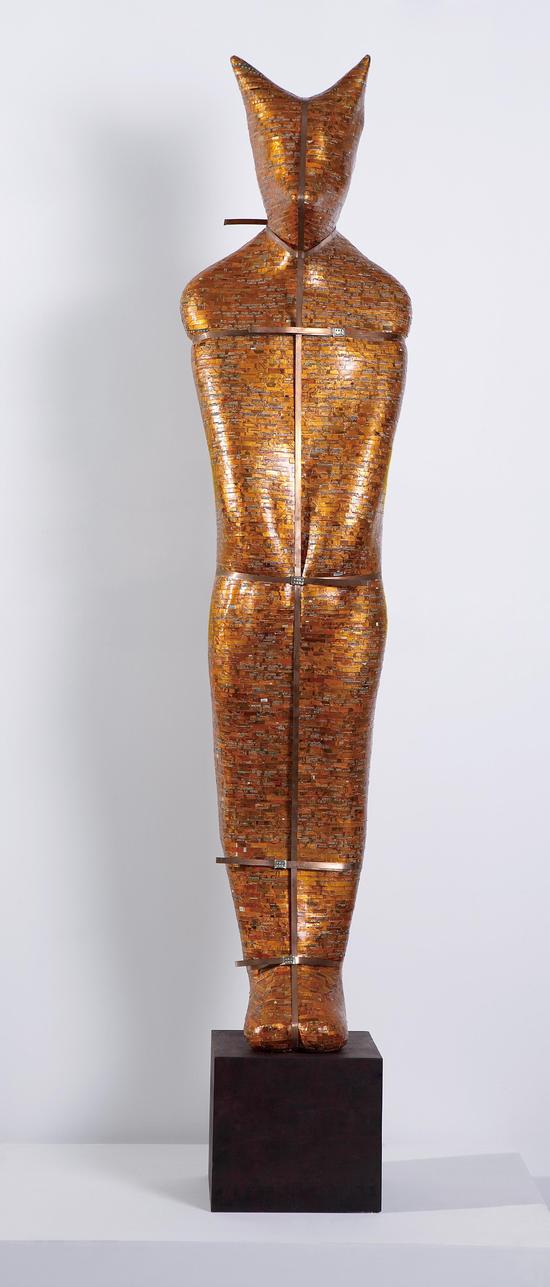 名称:《至高的荣耀》,材质:电子废弃物,尺寸:50cmX40cmX230cm,年代:2011