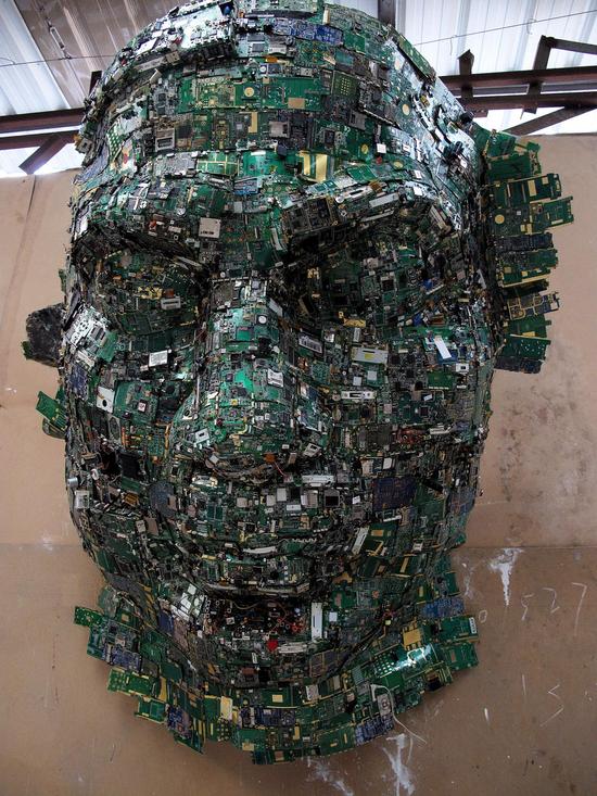 名称：《面孔》，材质：电子废弃物，尺寸：100cmX60cmX130cm，年代：2013