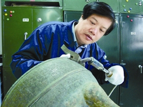 中国文物学会文物修复委员会副会长贾文忠在工作中