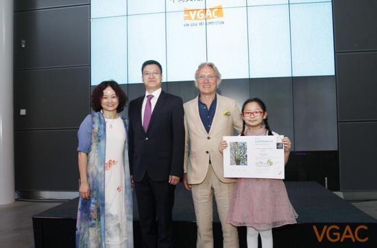 中国驻荷兰大使馆公参和梵高后裔给获奖小朋友颁奖