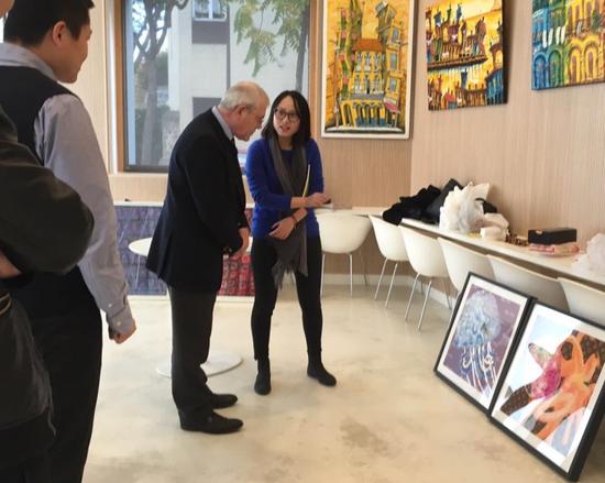 　　11月3日下午2点，展览开幕之前，法国文化部造型艺术处处长Jean-Yves Bobe先生专程到访参观，并与参展艺术家一一交流。