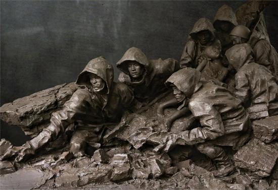 邓柯作品_《风雨同舟》铜,长180cm,宽120cm,高150米cm 2009年
