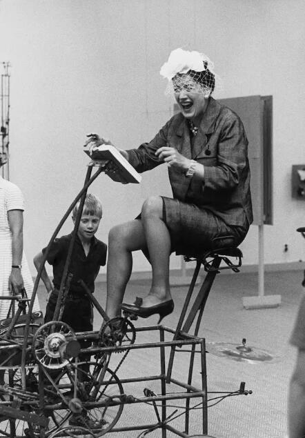 　　exhibition rörelse i konsten in the moderna museet， stockholm， 1961， with jean tinguely’s ‘le cyclograveur’ （1960）