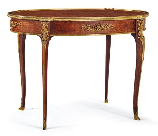 十九世纪 法国铜鎏金羊头装饰细木镶嵌休闲桌