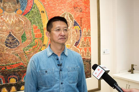 臧跃军在画展中接受央视专访