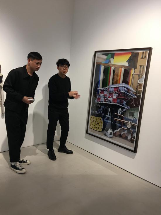艺术家在讲解自己的作品
