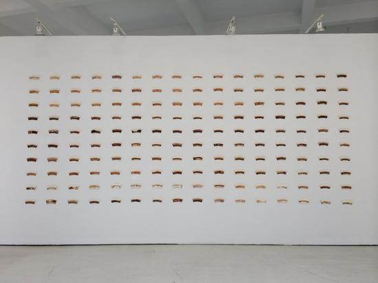 谭勋《160个纸杯》一次性纸杯、茶，5mx11m，2014