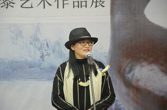 参展艺术家蒋黎黎在开幕式上发言