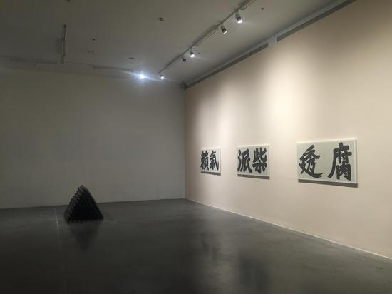 《刨除—栋梁》（左）和邬一名作品（右）