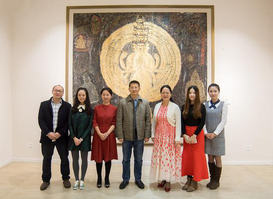 臧跃军（中）与西溪艺得美术馆工作人员在参展作品前合影