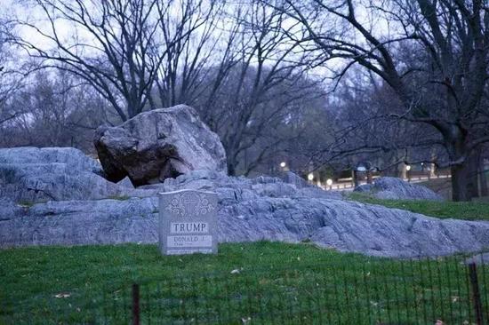 一块没有死亡日期的唐纳德·特朗普的墓碑一天早上悄无声息地出现在中央公园