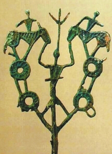 凉山发现的青铜器“铜树枝”。