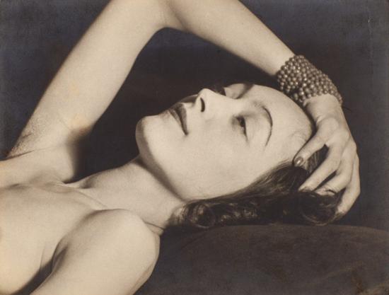 曼·雷，《努什·艾吕雅》，1928。艾尔顿·约翰爵士摄影收藏。图片: Man Ray Trust/ ADAGP, Paris and DACS，London 2016。