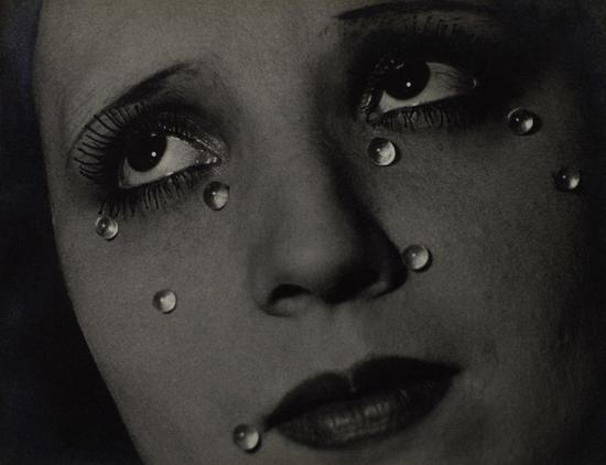 曼·雷，《玻璃眼泪》，1932。艾尔顿·约翰爵士摄影收藏。图片: Man Ray Trust/ ADAGP, Paris and DACS，London 2016。