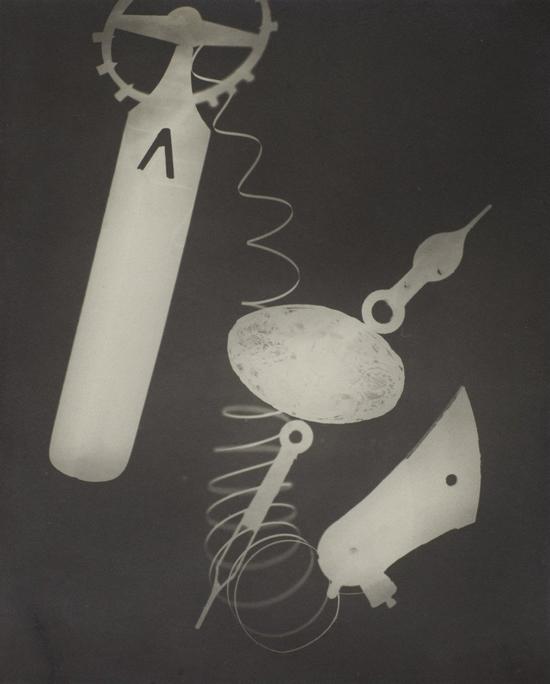 曼·雷，《Rayograph》，1923。艾尔顿·约翰爵士摄影收藏。图片: Man Ray Trust/ ADAGP, Paris and DACS，London 2016。