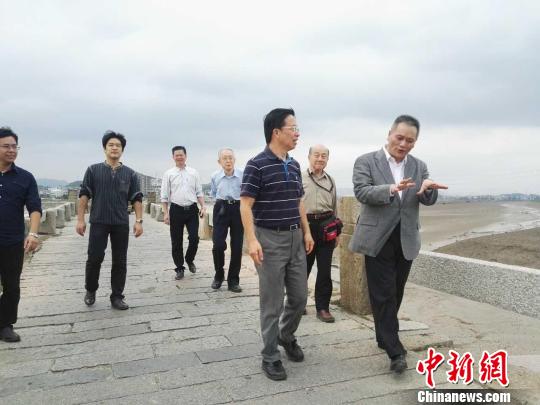11月7日，日本学者参观福清海口古桥。　郑松波 摄