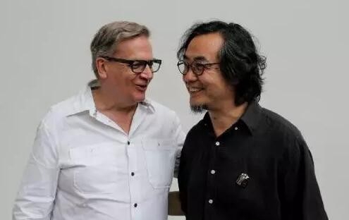 左：托尼·布朗;右： 隋建國