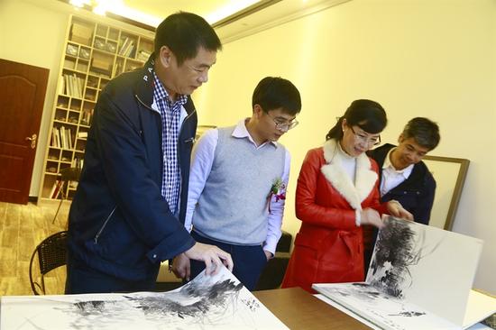 北京大学博士后、箬溪精舍主人、参展画家向嘉宾讲解