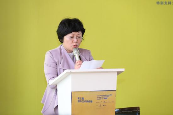 东新区副区长谢毓敏女士，宣布第三届国际艺术评论奖获奖者名单