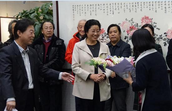 学生代表向张永敬老师献花